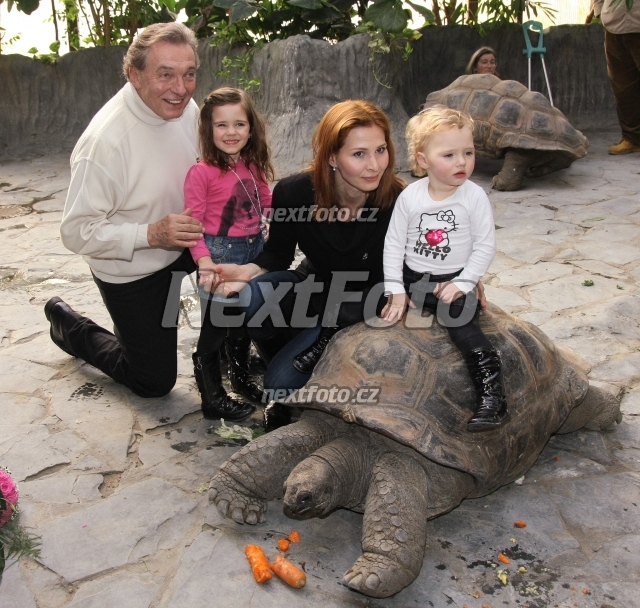 Gott s rodinou křtili želvy v Zoo Praha