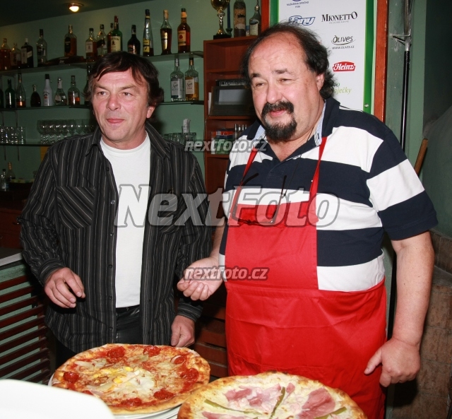 osobnosti pekly pizzu v restauraci Rotella